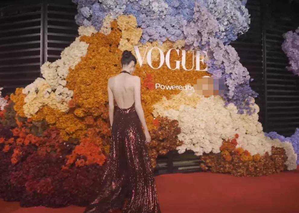 杨幂《VOGUE》盛典红毯：刘雯上衣像窗帘布，宋茜穿得仿佛要出海捕鱼