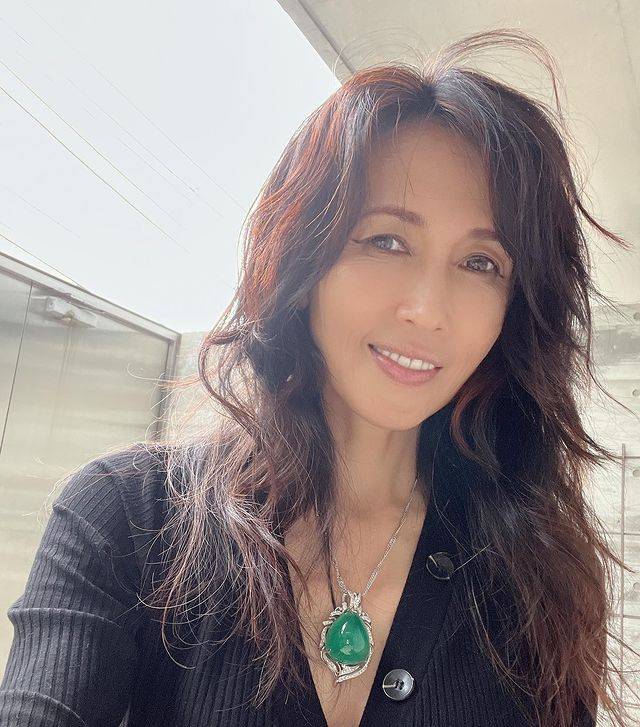 曲线 51岁工藤静香在豪宅中秀翘臀！这么瘦都很有曲线感，可惜脸老了