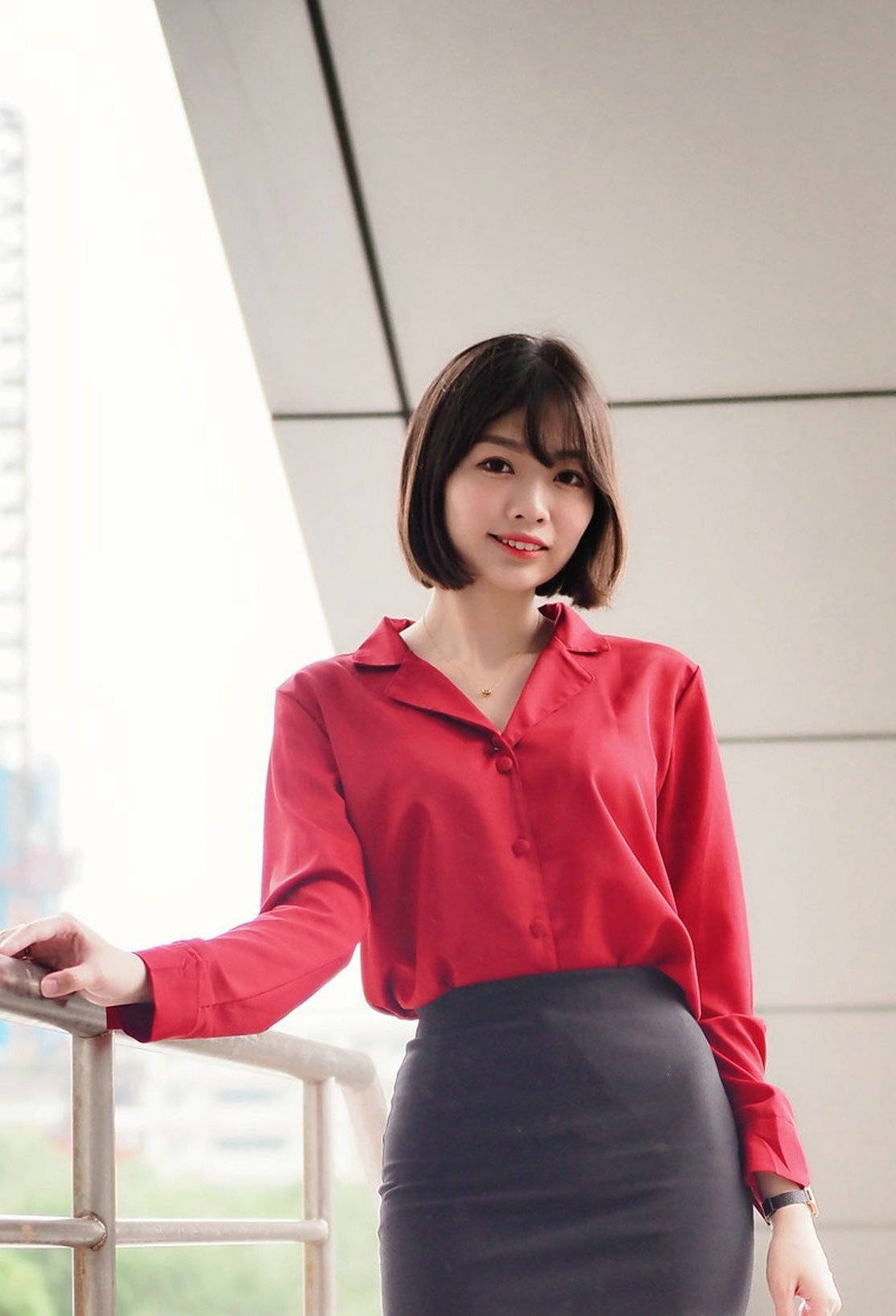 设计 红色的衬衫上身就是高贵又大方，干练的领口设计尽显职场的知性美