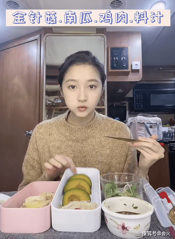 员工关晓彤和胡军为新剧做宣传，帮员工化妆超专业，现场分享瘦腿秘诀