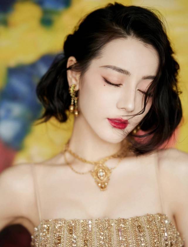 美貌 热巴生图都能拍出大片质感！穿吊带鎏金裙美貌开挂，牛奶肌超抢眼