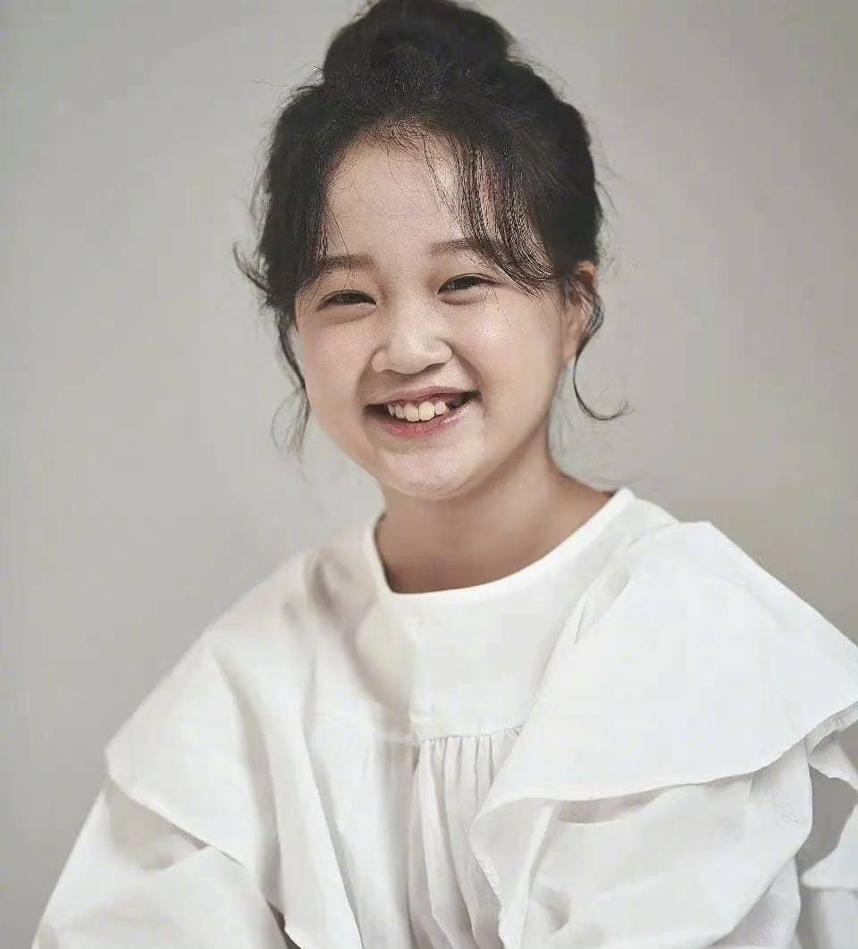 狗焕|《请回答1988》珍珠近照曝光，扎起丸子头笑容甜美，还是小圆脸？