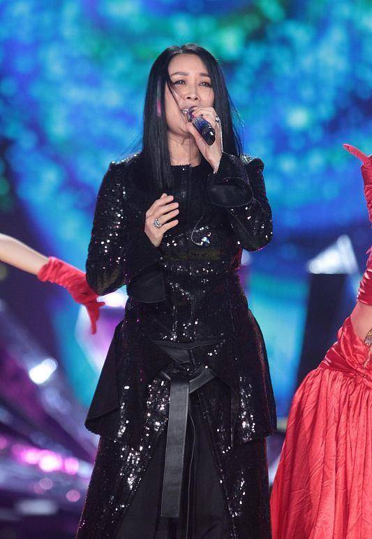 一字型 孙红雷老婆画上淡妆，穿小领口的服装，高级感也不输那英