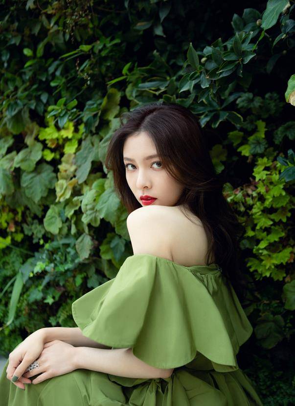 绯闻 不愧是张一山的绯闻女友！常人不敢挑战“原谅绿”，她穿上美翻了