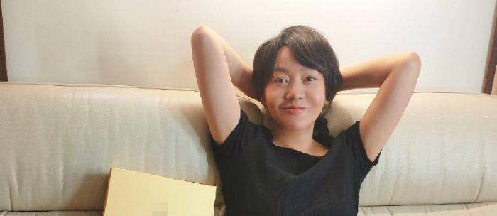 50岁闫妮素颜照罕曝光!眼窝凹陷头发泛白,穿居家服仍难掩风情