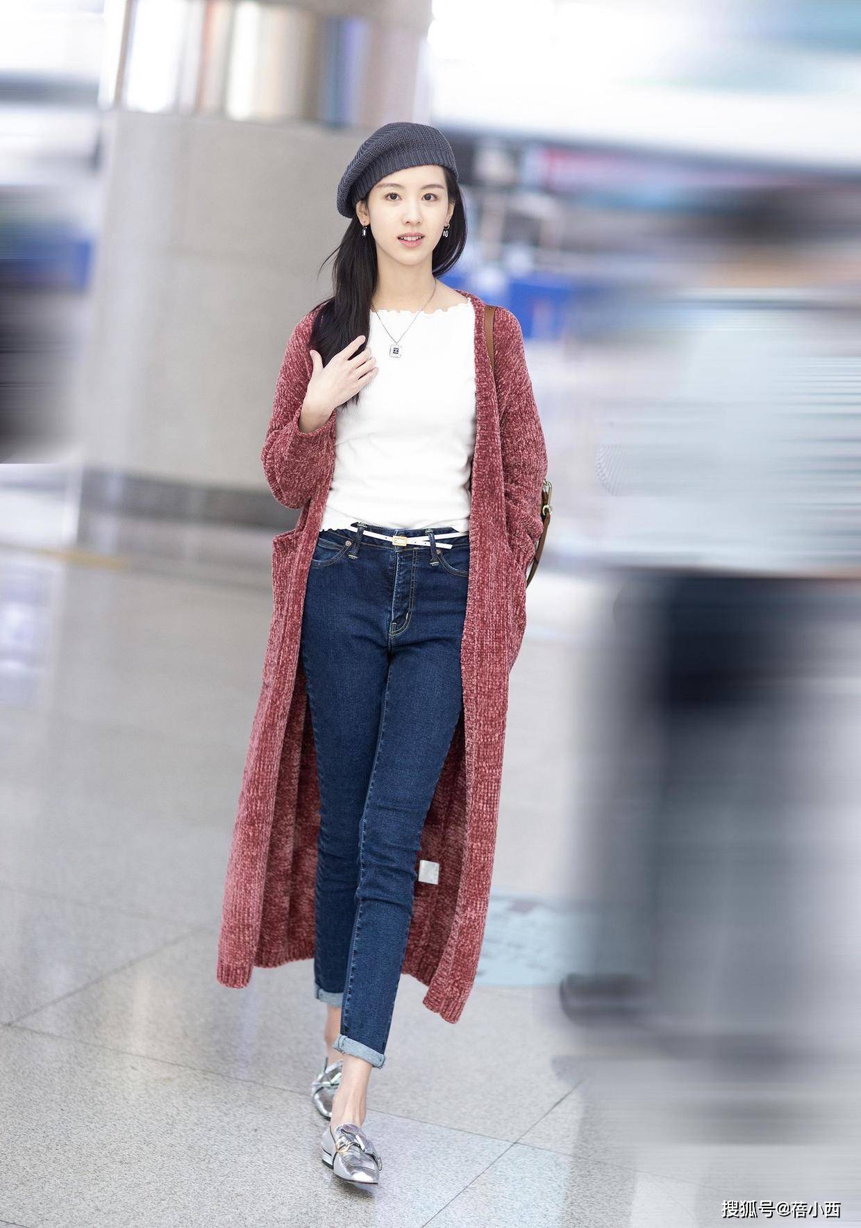 身材 陈都灵真不愧是“南航校花”，穿吊带鱼尾裙配长卷发，气质太惊艳