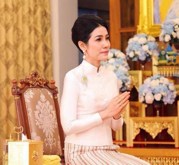 海报|苏提达缺席，泰国后宫现“十美”海报，新面孔与诗妮娜平分C位