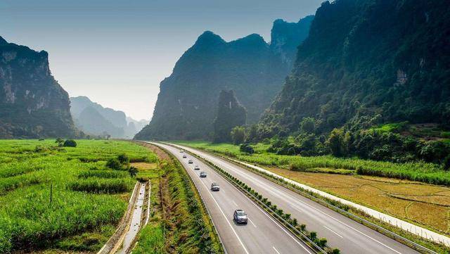 中国最美的高速，沿途都是世外仙境，一下子火到了国外