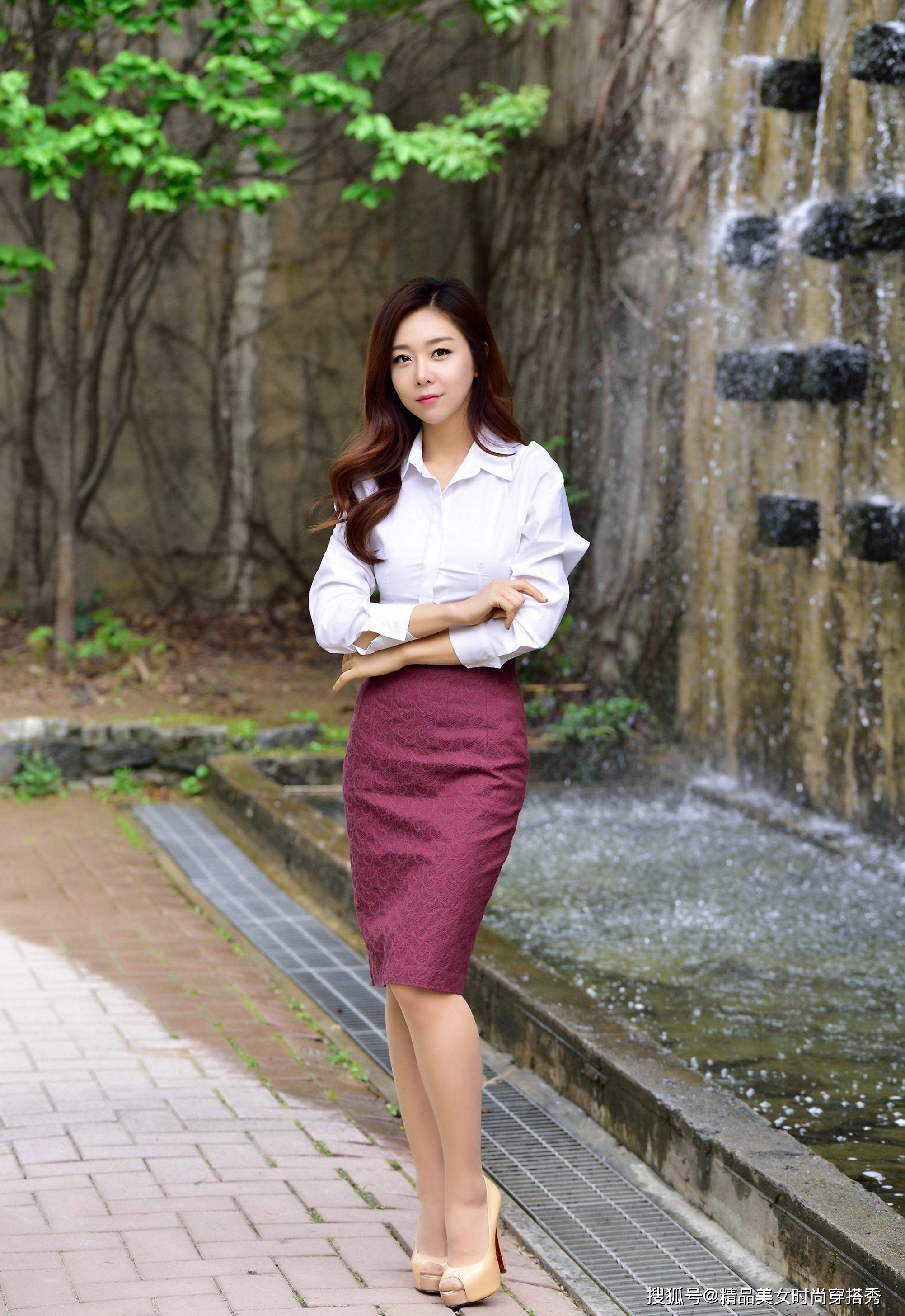 长度 白色衬衫搭配高腰的枣红色半身裙,时尚吸睛,走起路来优雅从容