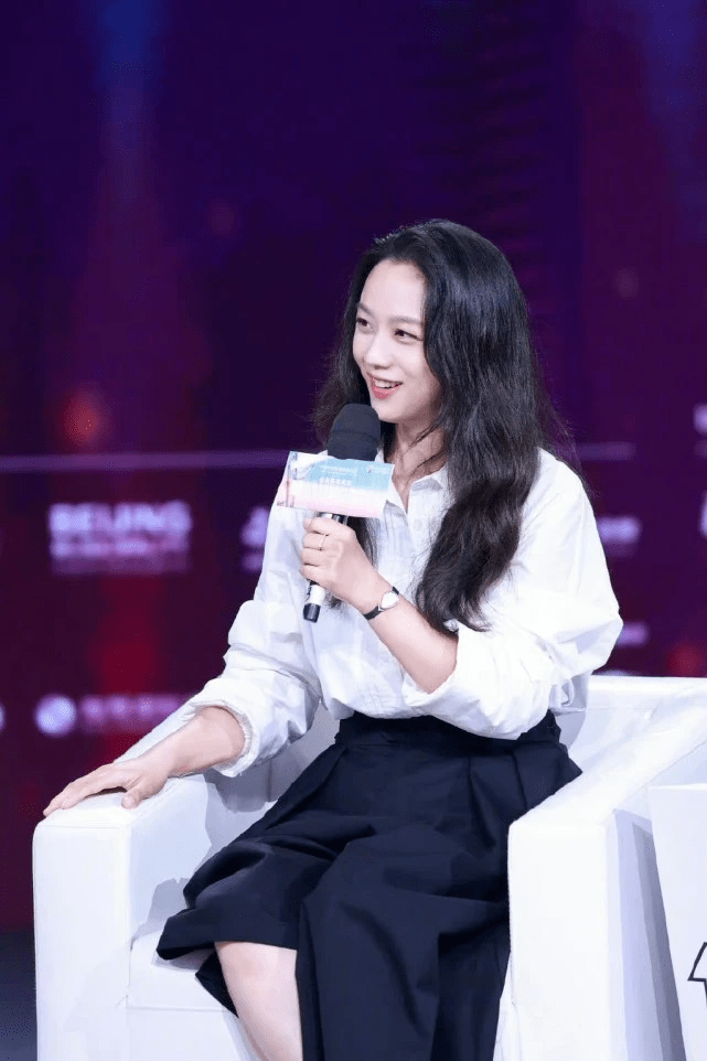 细节 明星把白衬衣又穿火了！三大女星的不同穿搭，让白衬衣“大变身”