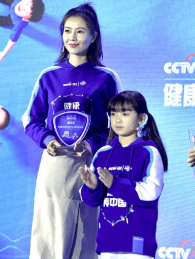 笑容高圆圆与朱广权同框直播，穿白色长裙笑容温婉，五官精致气质优雅