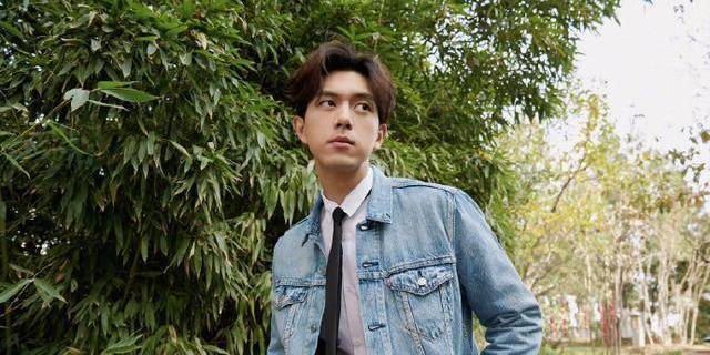 高领衫 叠穿不等于乱穿！王一博竟然三种材质衣服叠穿，这样穿真的好看吗