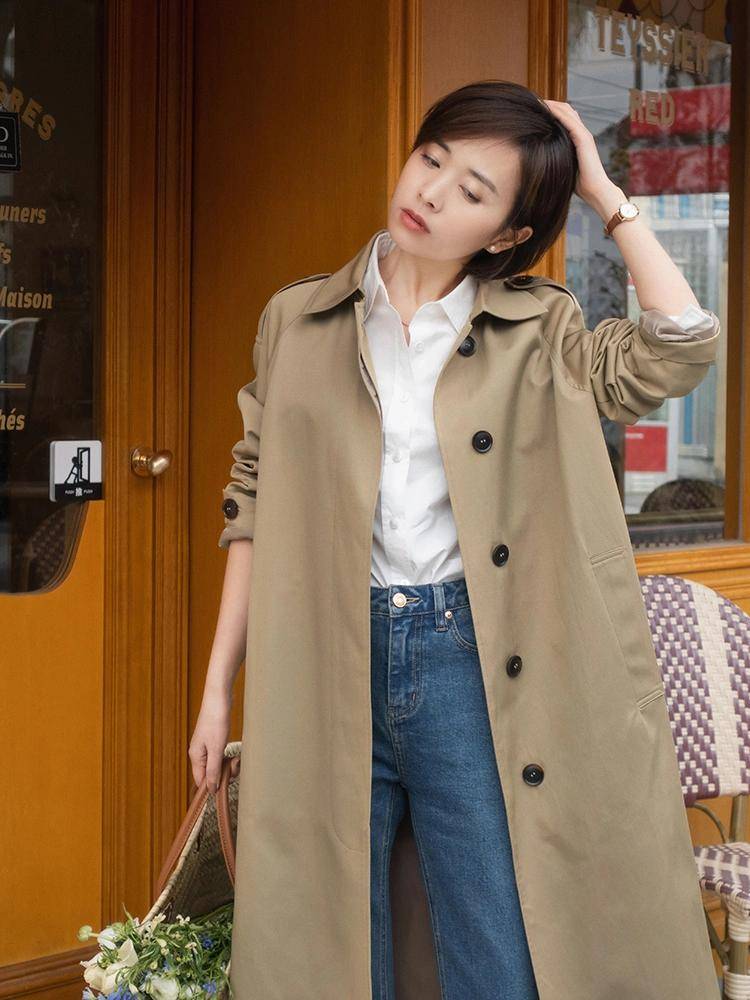 配饰 建议奔三奔四的女性多穿“风衣”，搭配牛仔裤、打底裤，简约高级