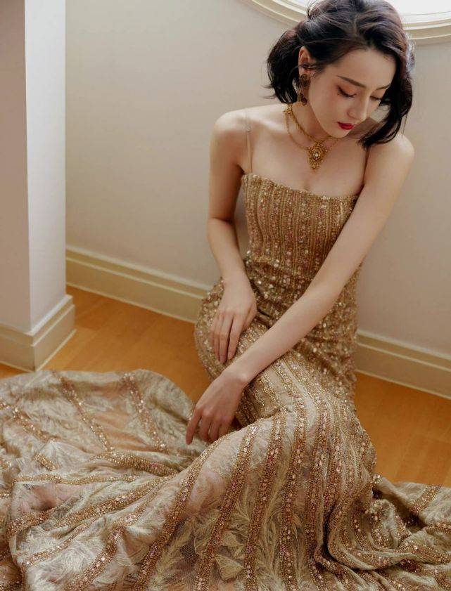 廓形 热巴靠身材赢过杨幂！穿“黄金礼服”高调亮相，美成内娱天花板