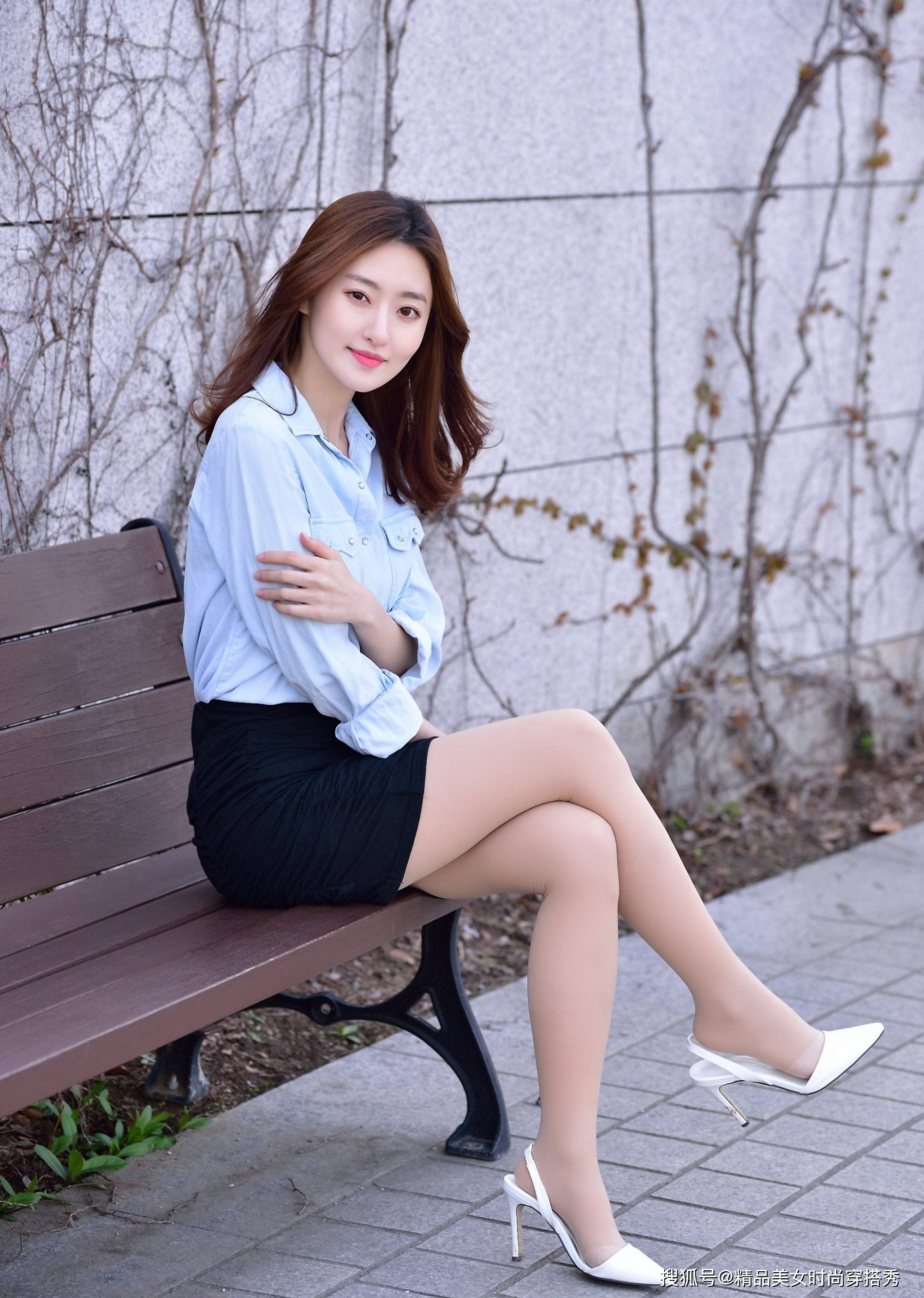 一条透明的丝袜修饰腿部的线条美,脚上一双白色的高跟鞋搭配,优雅范