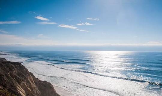 一半海水，一半悬崖，加州最美的公路，差点就再也看不到了？