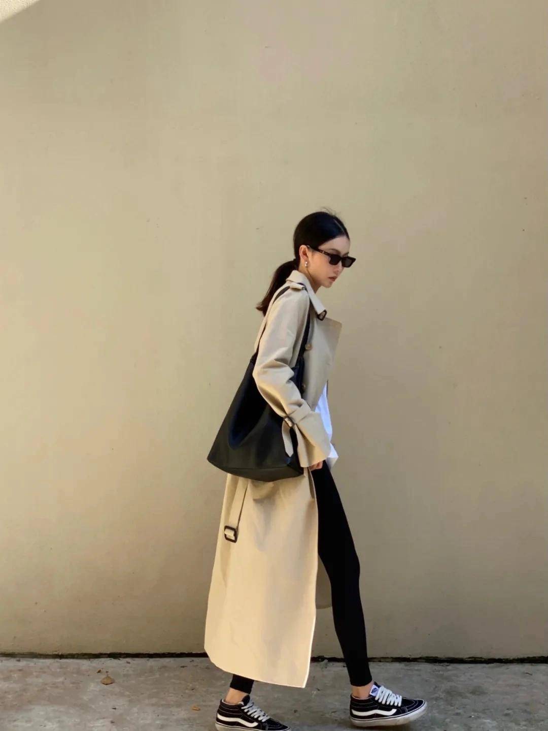 配饰 建议奔三奔四的女性多穿“风衣”，搭配牛仔裤、打底裤，简约高级