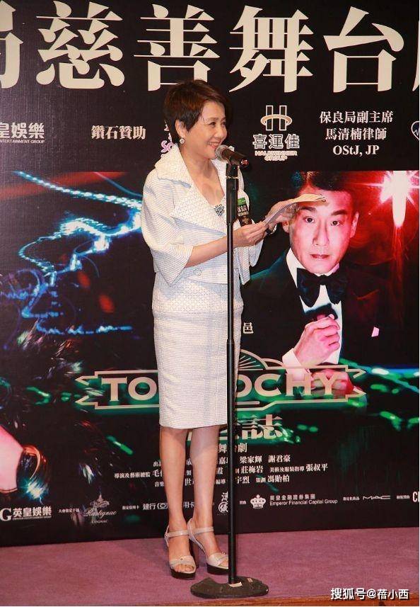 职场 赌王四太梁安琪终于不扮嫩，认真穿小香风连衣裙，气场很难被超越