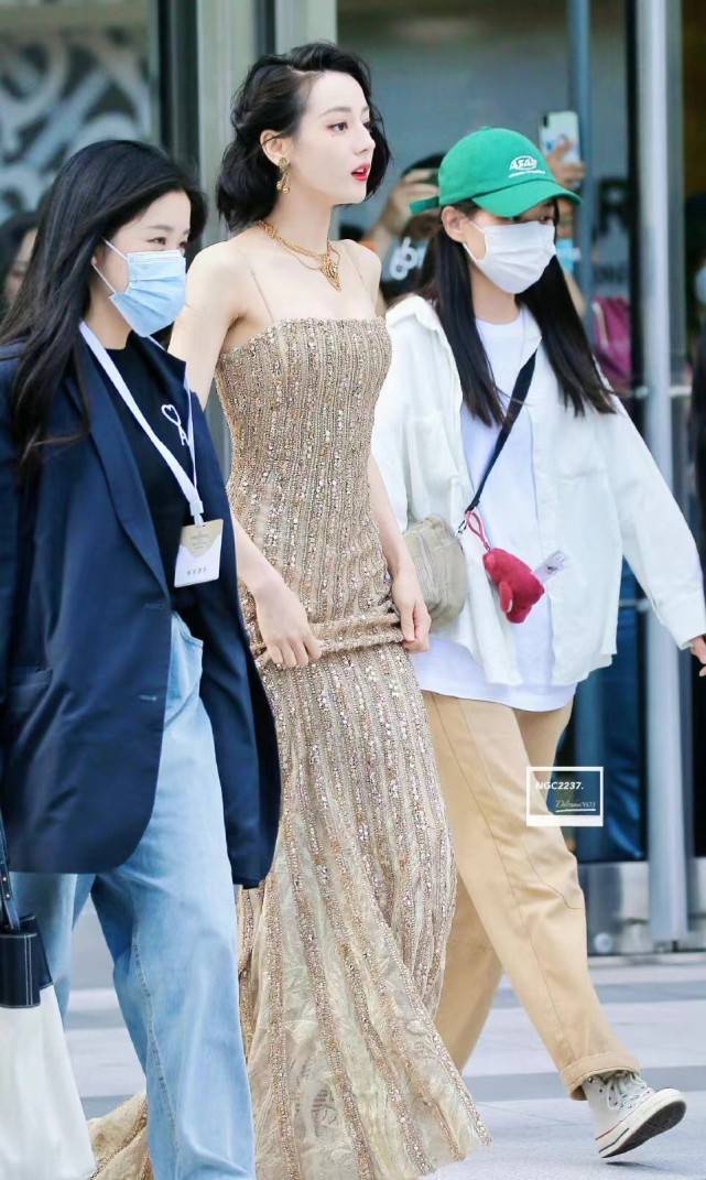 廓形 热巴靠身材赢过杨幂!穿“黄金礼服”高调亮相,美成内娱天花板