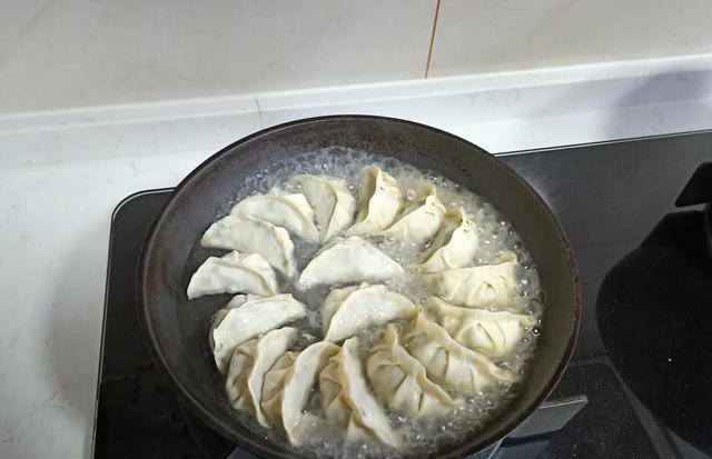 做法|想吃煎饺不用买，快来跟我学，底脆香馅多汁，每1步诀窍都告诉您
