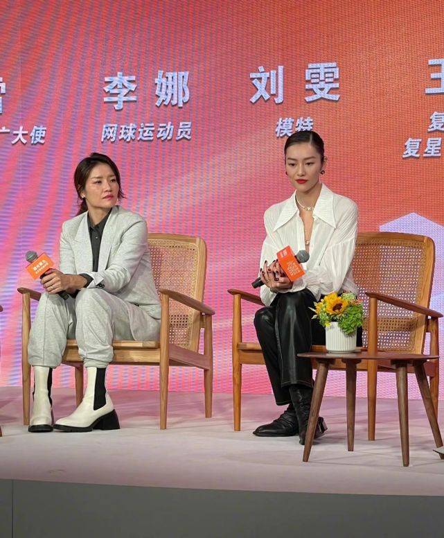 细节 明星把白衬衣又穿火了！三大女星的不同穿搭，让白衬衣“大变身”