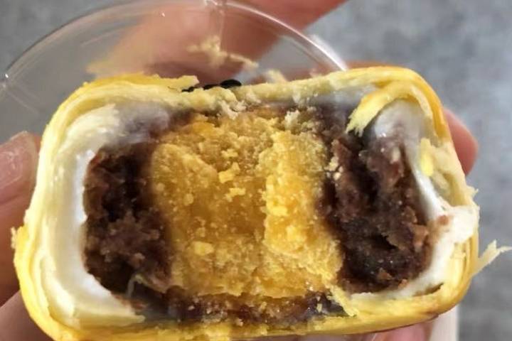 蛋黄酥|建议吃货们：这5款贼拉好吃的零食别错过，让你一次过足嘴瘾！