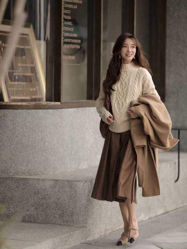 毛衣 秋冬大衣穿搭指南，搭配毛衣和牛仔裤，小个子女生也能穿出高级感