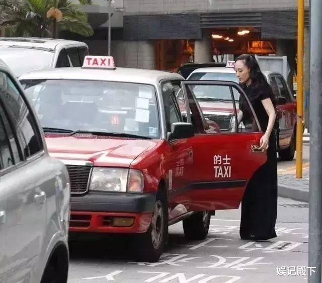 女神 利智出门被拍，穿紧身长裙丰满身材藏不住，50岁仍旧浑身女人味