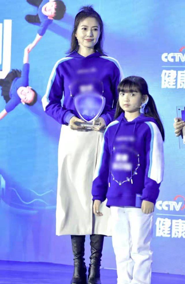 卫衣 高圆圆女儿罕见露正脸！跟妈妈参加聚会变捧场王，穿搭时尚好可爱