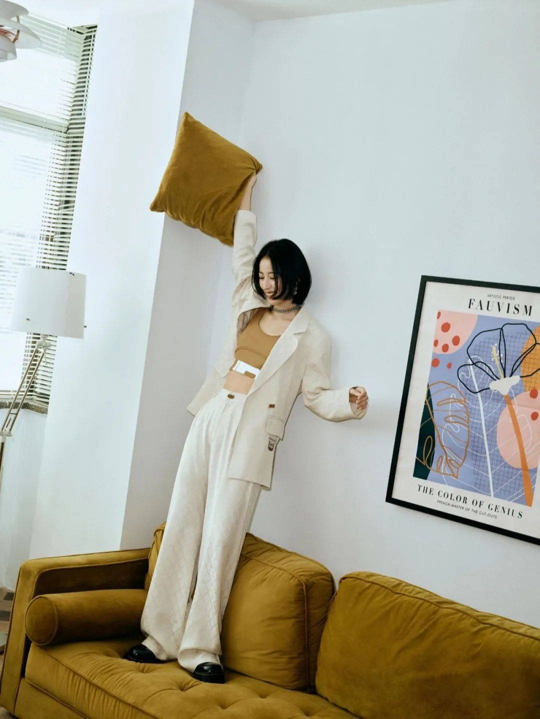 设计 关晓彤的身材一般人学不来，西服下全是美腿，宁波女孩：实在太养眼！