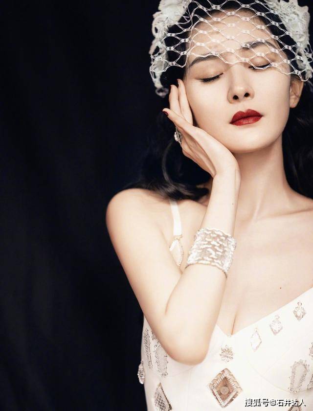 杨幂 杨幂努力扮“少女”,穿吊带裙还开高叉,不耽误秀腿效果惊艳