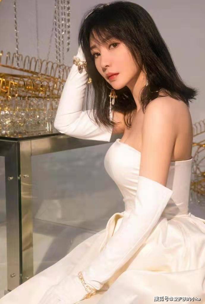 丝绸 柳岩好适合穿丝绸，一袭白色礼服高贵大气，40岁美出新高度