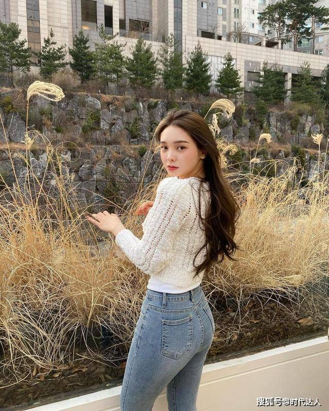 视觉 谁说秋天不能穿吊带背心？随便搭配一件开衫，温柔精致还显高级