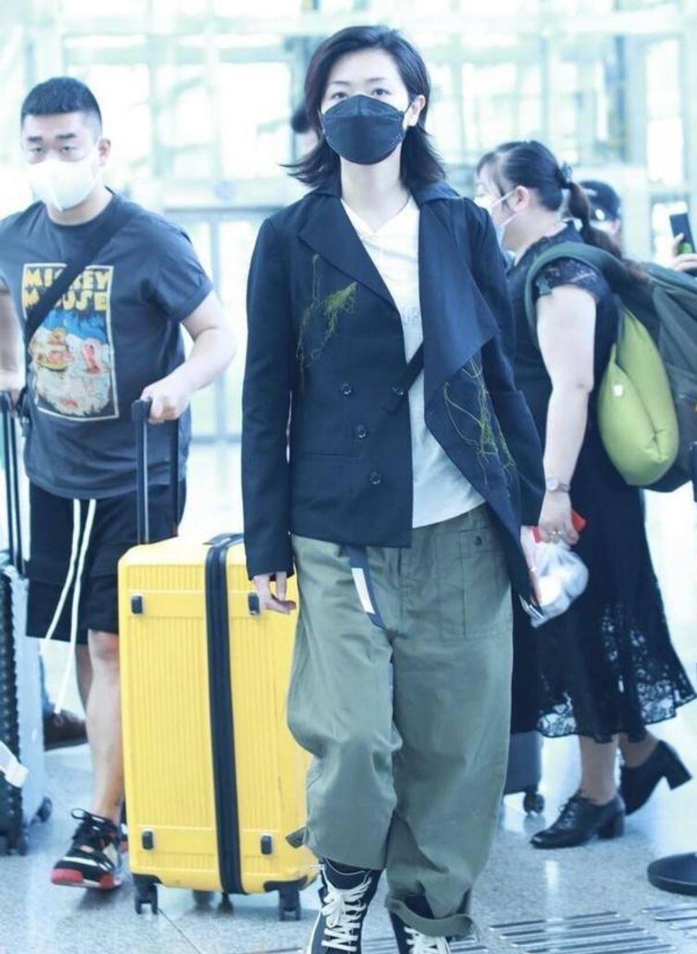 黑色 万茜穿工装裤现身机场,飒爽造型回头率十足,有点韩国男团的感觉