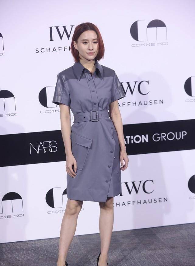 女生 何超莲身上有富贵感，穿灰色连衣裙成熟大方，褪去小女孩的稚嫩