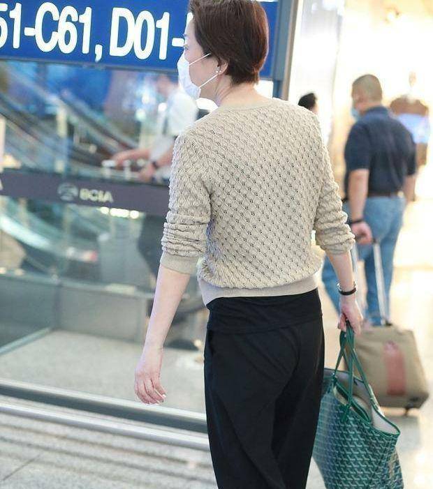 帆布鞋 58岁毛阿敏现身机场，背7000名包搭配帆布鞋，走出豪门阔太的气质