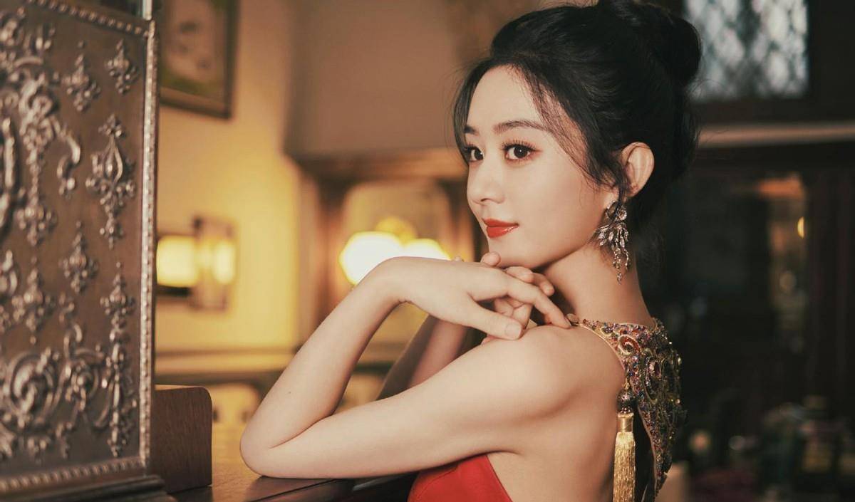 黑色 赵丽颖当了妈之后气质都变了,虽然长了张娃娃脸,但穿红裙好撩人