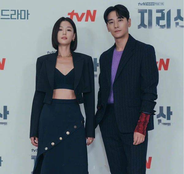 套装 全智贤越老身材越紧致,穿西装配露胃背心,哪像生过两娃的身材