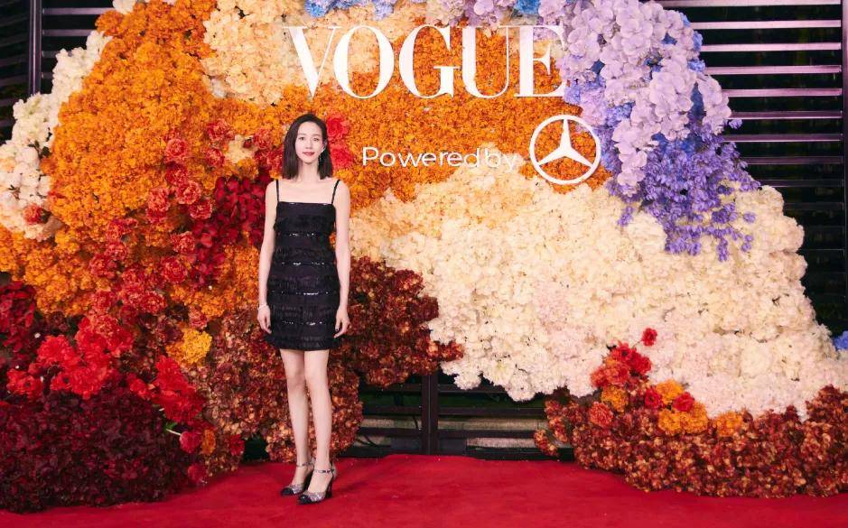 杨幂VO红毯：童谣“熟味”逼人，汤唯气场全开，杨幂白纱若隐若现