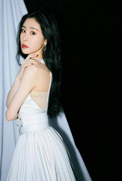 设计 张碧晨瘦成“纸片人”，穿无袖长裙都撑不满，却意外减龄显少女