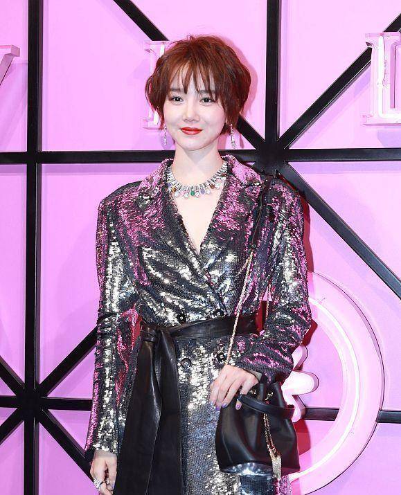 黑色 啥显身材陈小纭穿啥，黑色吊带用珍珠勾边，秀出曼妙曲线身姿