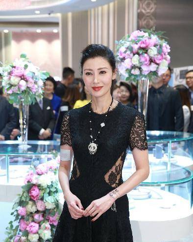 黑色 51岁的李嘉欣一脸富态相，收腰蕾丝黑裙精致显瘦，冻龄面容惊艳