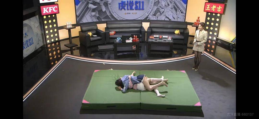 斗鱼虎牙被指低俗尺度大：舔瓶盖、摔跤、蹭抱枕(图10)