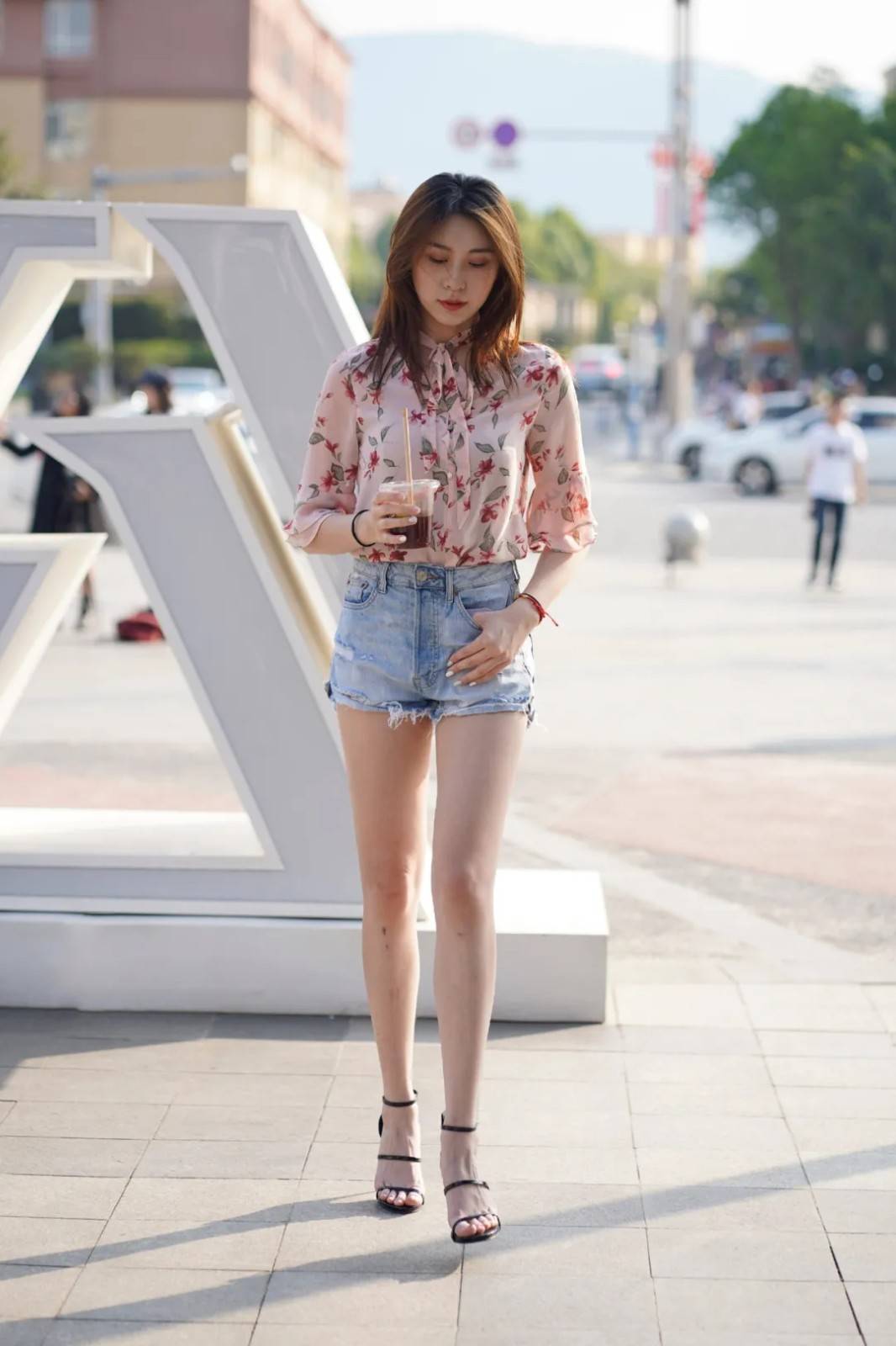 衬衣 动感又清新的抢眼穿搭,简约休闲气质迷人,时髦减龄两不误