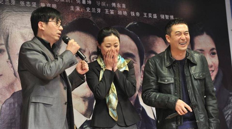 黑色 刘蓓与宋丹丹同框，穿低领小黑裙好占便宜，肉肉胳膊也不减分