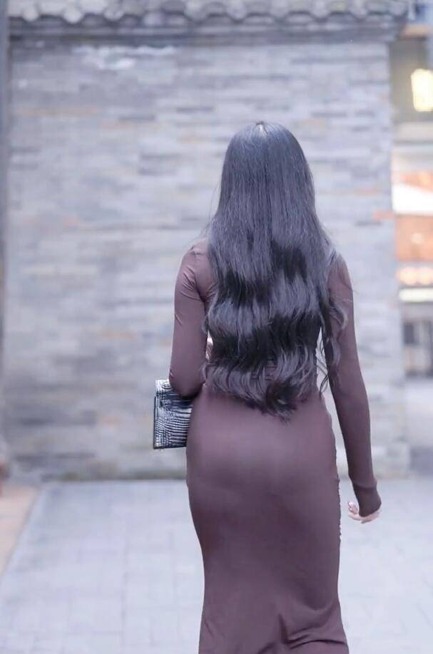 弹性 微胖美女的长裙穿搭，看着就性感，好身材太赞了！