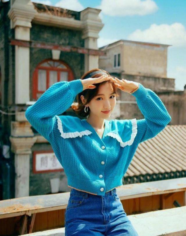 下装 钟丽缇和女儿同框出镜,51岁还穿超短热裤,纤细长腿不输女儿