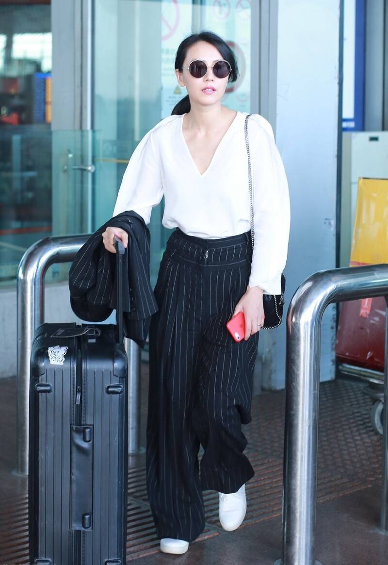 套装 高圆圆终于换风格了，卡其套装打造潮流工装风，这次她美得不一样