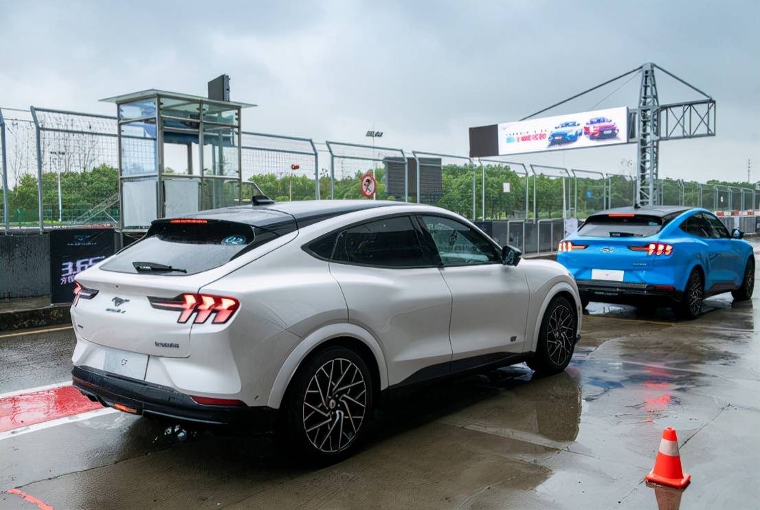 试驾福特mustangmachegt百公里加速仅需365s这车太给力