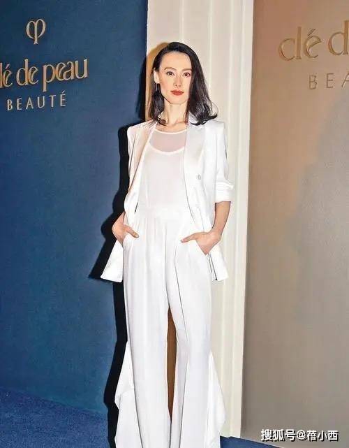 颜色 梁洛施终于换了风格！穿白色西装配绿色半身裙，比阔太还更优雅